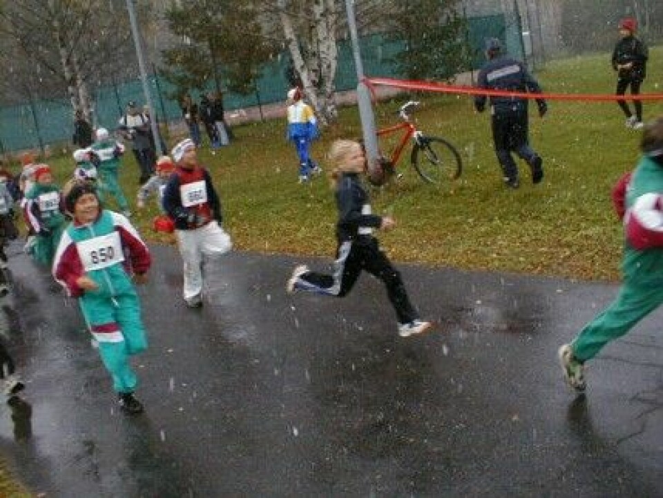 Løpsfest med 1000 deltakere i sola i Nøklevann Rundt Noklevann_Rundt2002_Barnelopet_igang_430.jpg