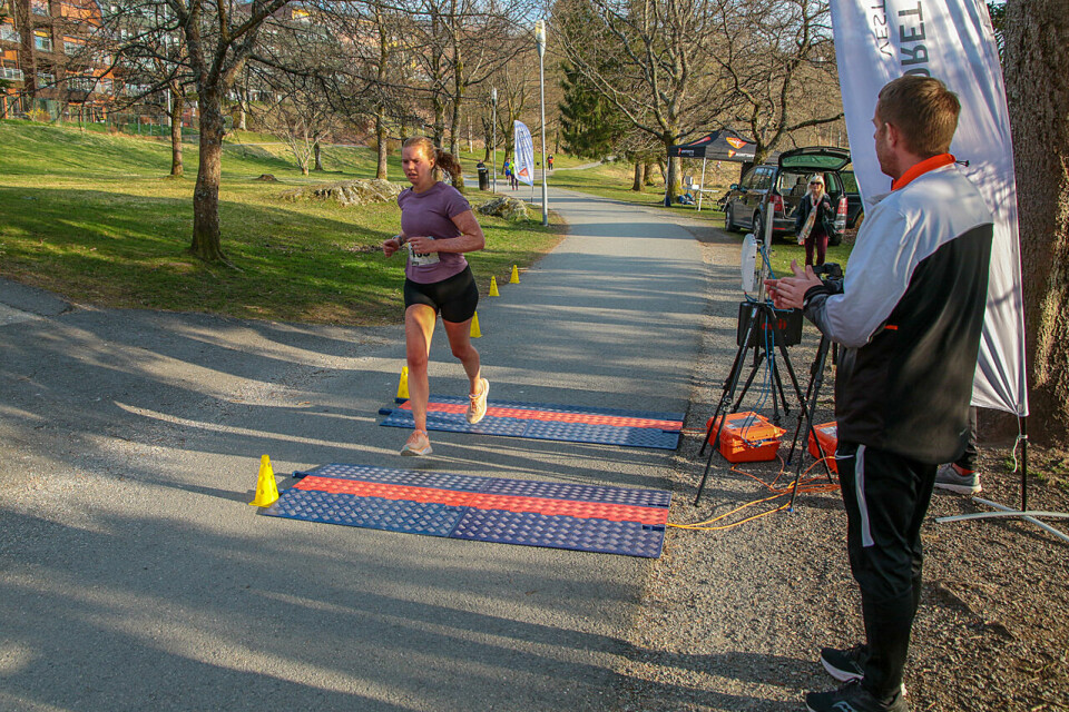 Caroline Thorvik Olsen løper i mål som beste kvinne på 10 km. Christian Jensen i Bedriftsidretten Vestland heier henne inn. (Alle foto: Arne Dag Myking) Caroline Thorvik Olsen løper i mål som beste kvinne på 10 km. Christian Jensen i Bedriftsidretten Vestland heier henne inn. (Alle foto: Arne Dag Myking)