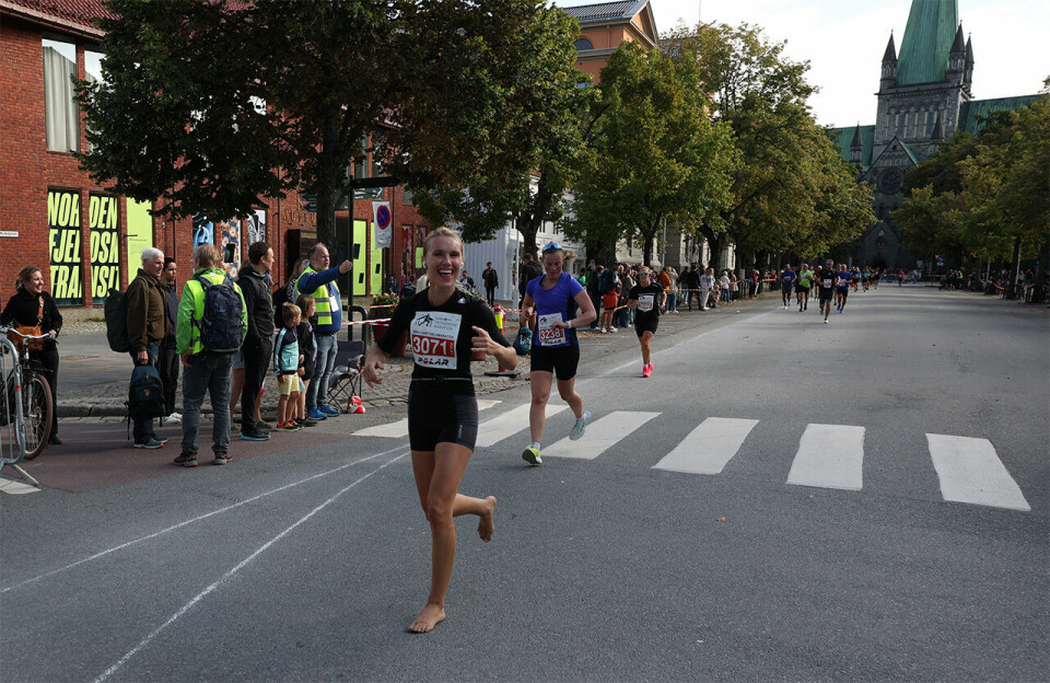 De nakne beina tok Christina Forstrønen Bruarøy trygt til mål – med et smil om munnen og Nidarosdomen i bakgrunnen. (Foto: Marianne Røhme) Christina Forstrønen Bruarøy