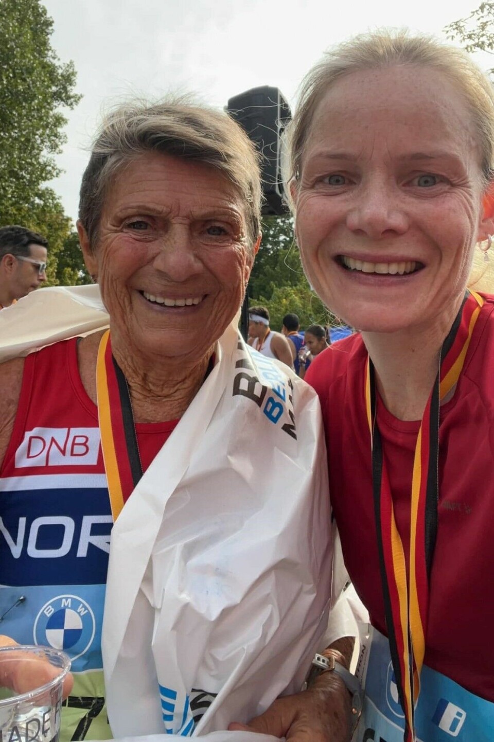 Vera Nystad med ny v-rekord i K75 i Berlin Marathon Vera Nystad og Tone Raaen.jpg