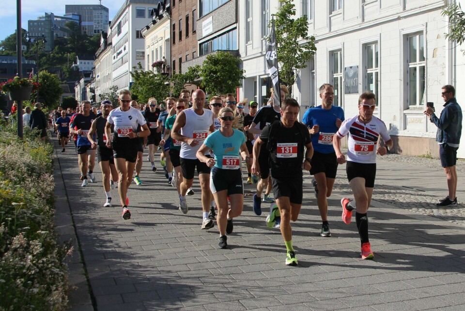 Gruppen omkring fartholder 45 minutter er kommet godt i gang efter passering af restauranterne på Langbryggen. (Foto: M.H. Nielsen) Gruppen omkring fartholder 45 minutter er kommet godt i gang efter passering af restauranterne på Langbryggen. (Foto: M.H. Nielsen)