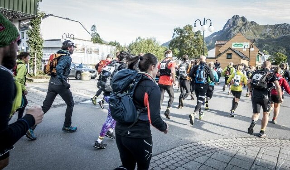 Hallvard Schjølberg og Line Skrepstad vant fjelløpet Lofoten High5 Deltakerne_starten_KLJ.jpg