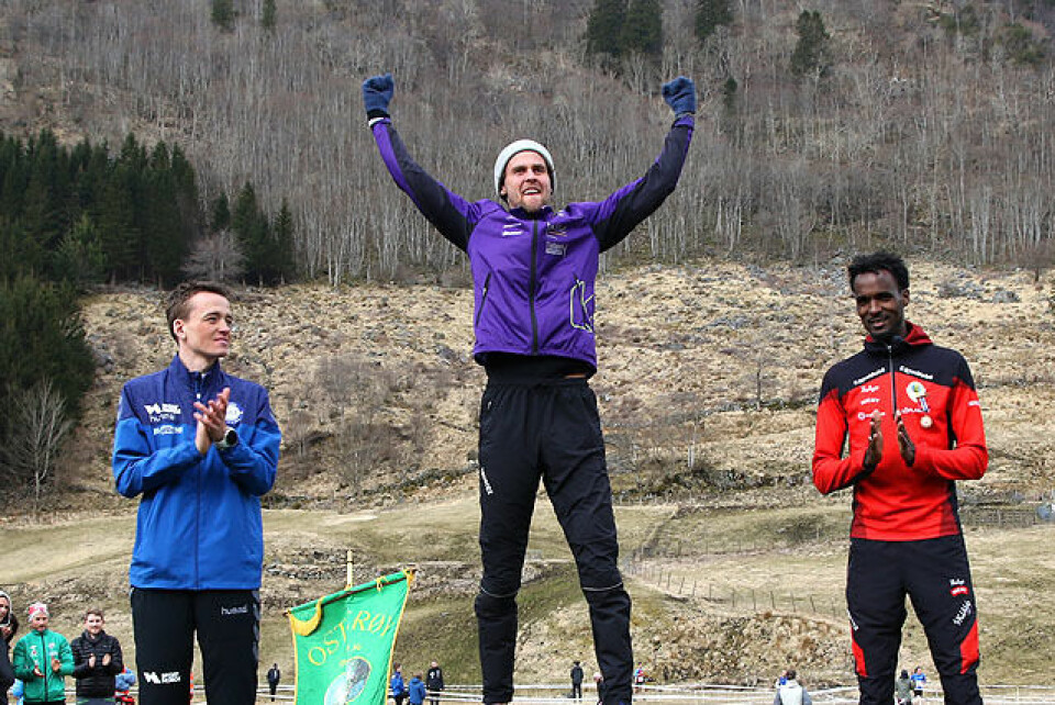 Erik Udø Pedersen kan juble øverst på pallen, Stian Øvergaard Aarvik og Zerei Mezngi kan bare applaudere. Erik Udø Pedersen kan juble øverst på pallen, Stian Øvergaard Aarvik og Zerei Mezngi kan bare applaudere.