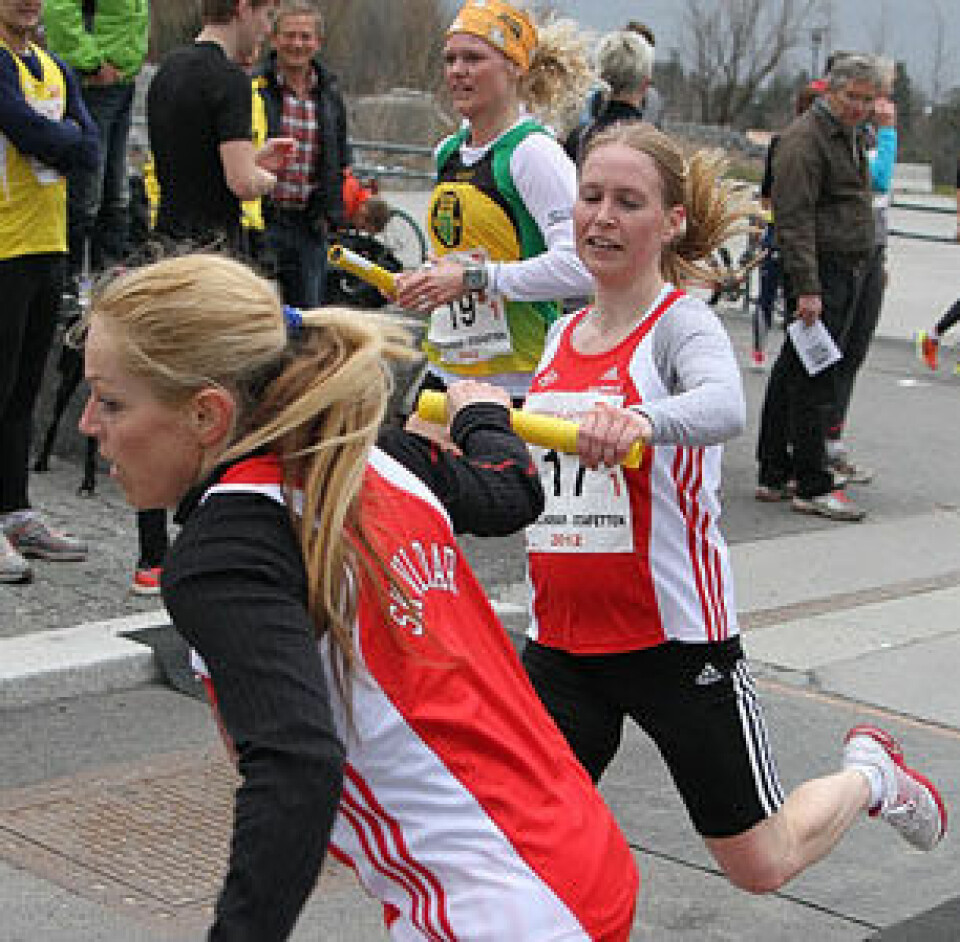 BUL og Vidar vant Fjellhamarstafetten 1veksling_Vidars_andrelag_Merethe_Braathen_til_Ann_Kristin_Dyrkolbotn_ingress_IMG_4912