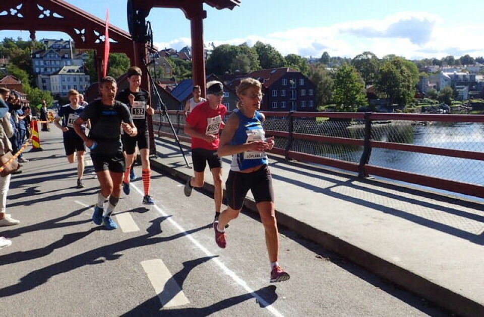Solveig F. Guldberg med kjempepers da hun vant Trondheim Maraton