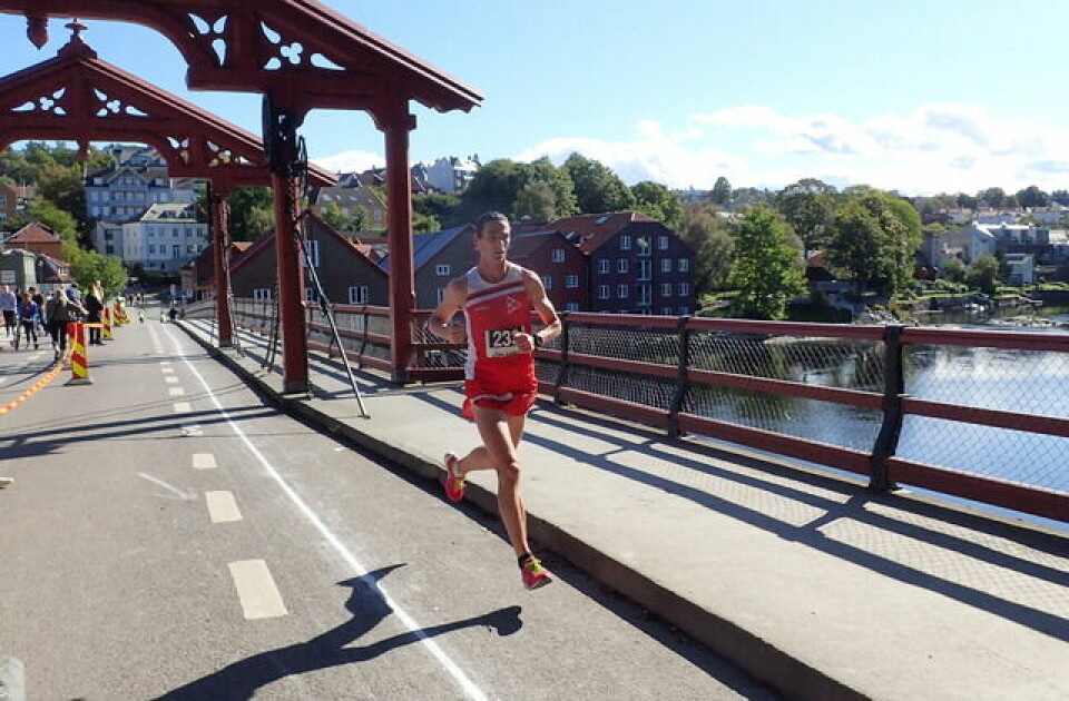 Solveig F. Guldberg med kjempepers da hun vant Trondheim Maraton