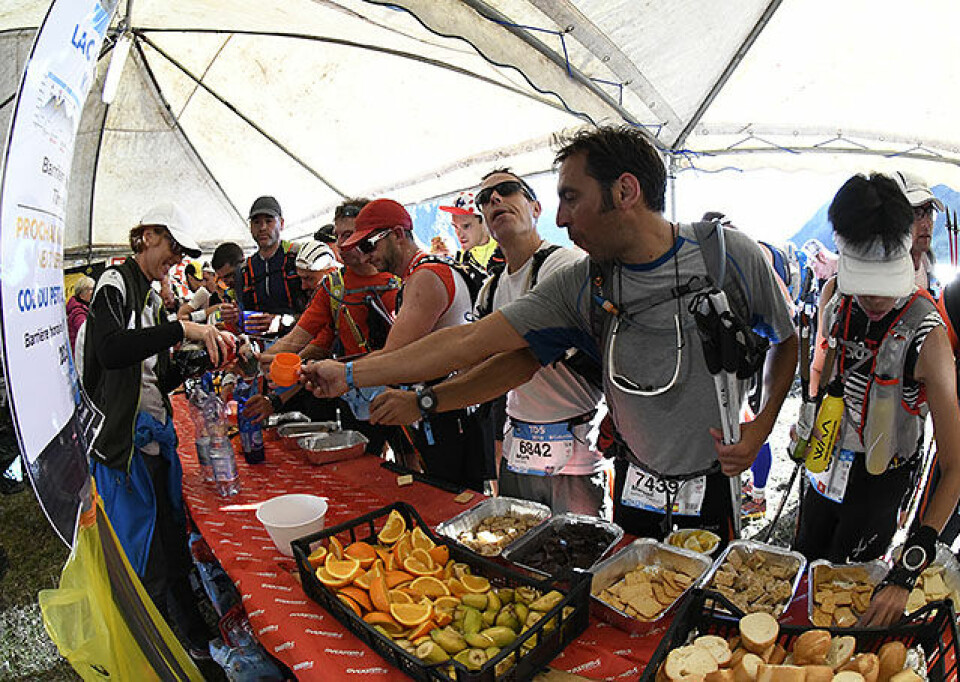 Norsk mannefall da Ultra-trail Mont Blanc starta med TDS lac-combal-matstasjon_50D2473.jpg
