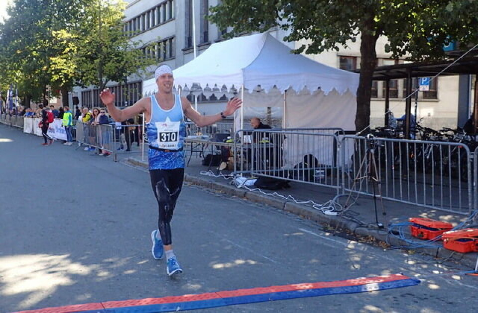 Solveig F. Guldberg med kjempepers da hun vant Trondheim Maraton