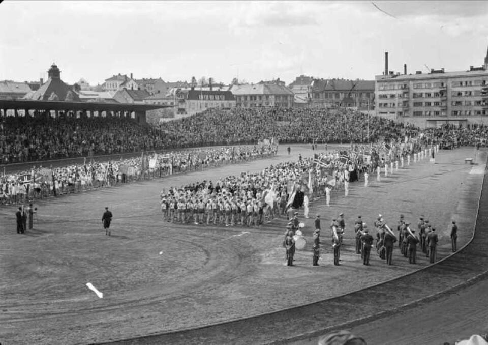Holmenkollstafetten - der bredden får mer oppmerksomhet enn eliten Wikipedia_Opening_Holmenkollstafetten_Bislett_OB.Ø51_1295a.jpg