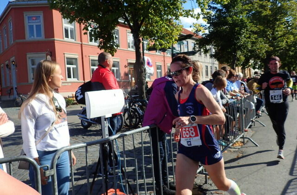 Solveig F. Guldberg med kjempepers da hun vant Trondheim Maraton