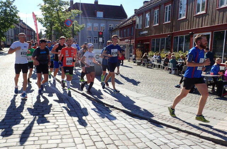 Solveig F. Guldberg med kjempepers da hun vant Trondheim Maraton Right to Play, ved Jimmy Vika, løp et av sine 20 maratonløpe på 20 dager i Trondheim.