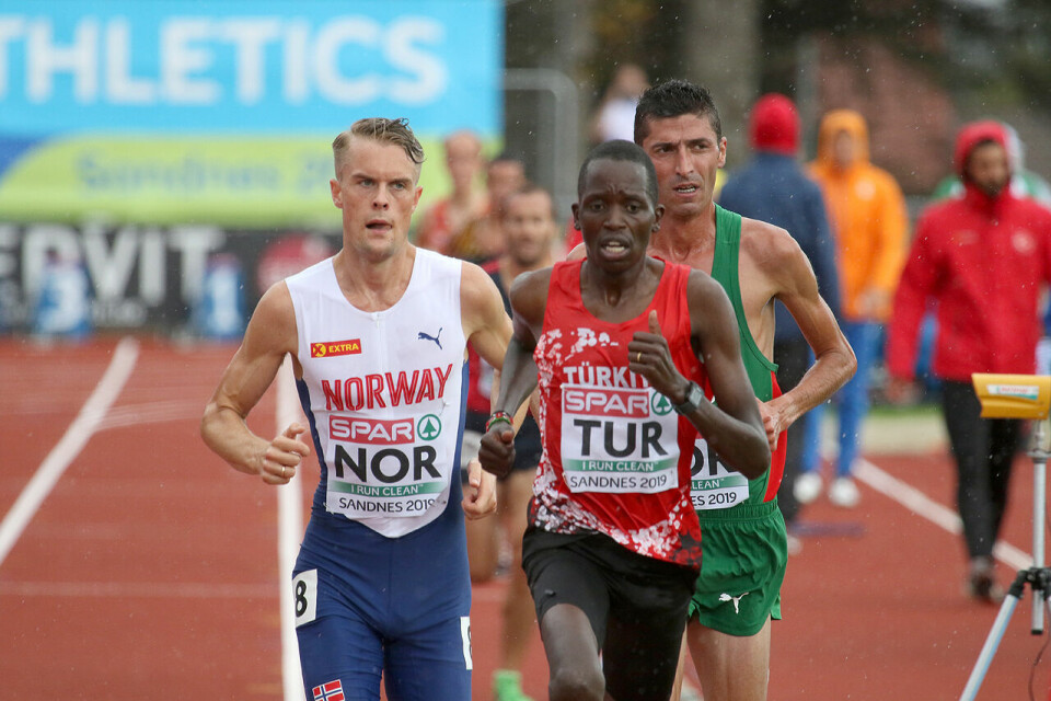 Filip Ingebrigtsen i det han øker farten og kvitter seg med konkurrentene to runder før mål på 5000 meteren. (Foto: Arne Dag Myking) Filip Ingebrigtsen i det han øker farten og kvitter seg med konkurrentene to runder før mål på 5000 meteren. (Foto: Arne Dag Myking)