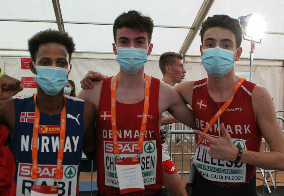 Sterke norske 3000 m-tider da danske Joel Ibler Lillesø satte europeisk juniorrekord Medaljevinnere i MU20 rett etter målgang: Axel Vang Christensen flankert av Abdullahi Dahir Rabi og og Joel Ibler Lillesø. (Foto: Kjell Vigestad)