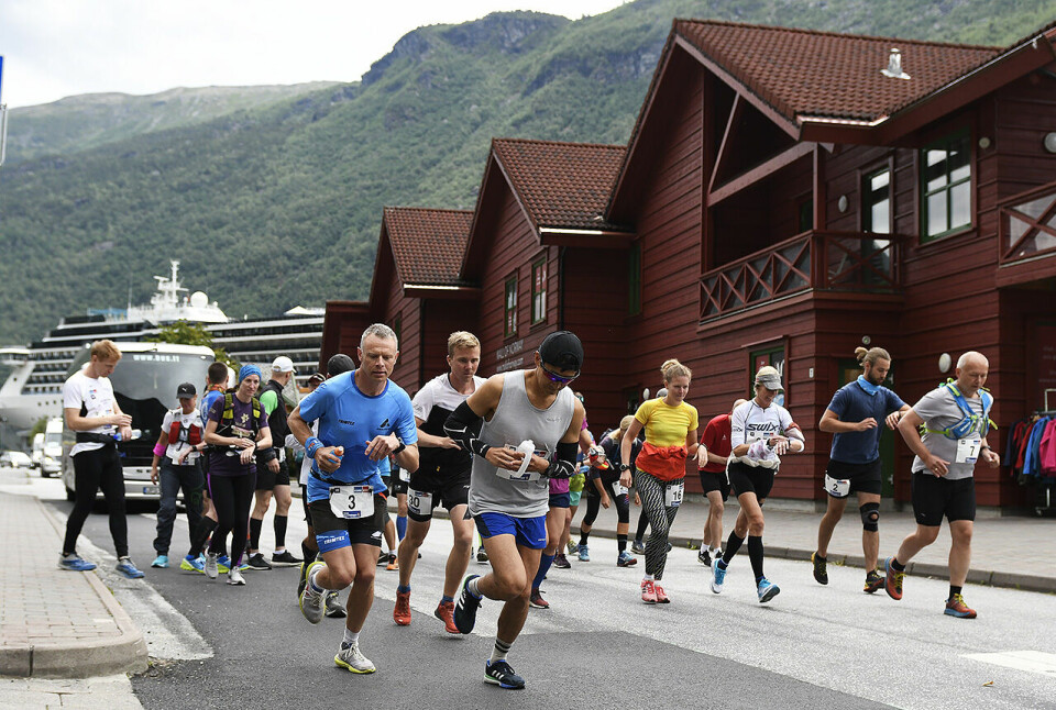 Vått og kaldt da Therese Falk og Håkon Urdal vant 1. etappen av Rallarvegsløpet start-flaam_50D8477.jpg