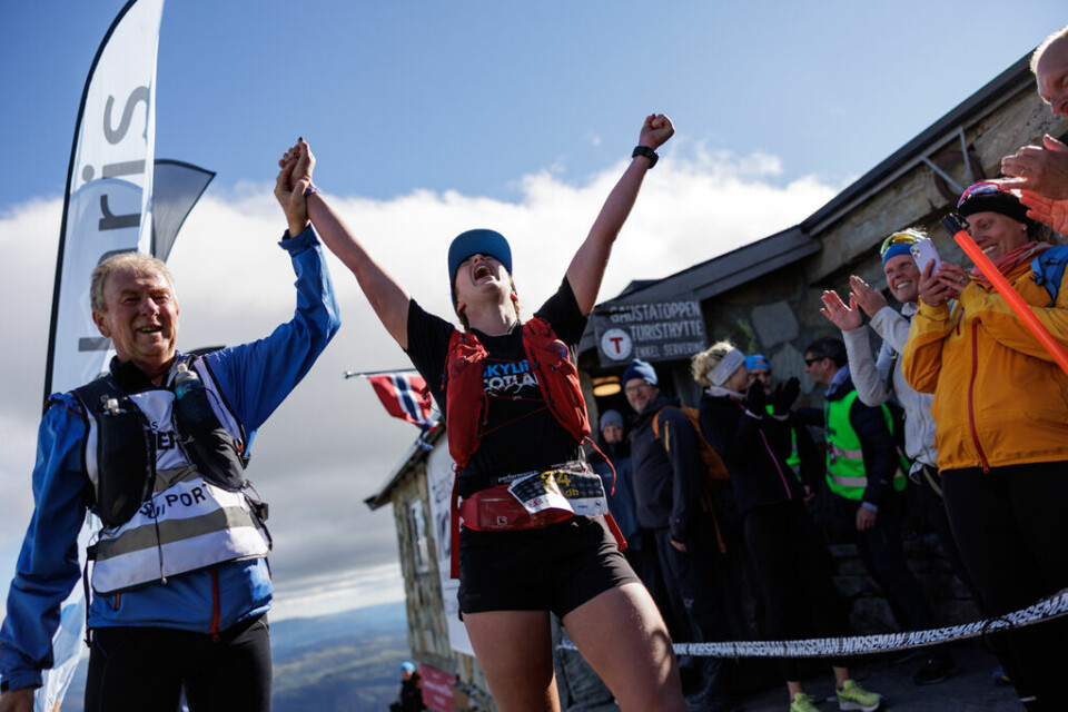 Eilidh Prise med hjelp av sin pappa hever armene mot himmelen over Gaustadtoppen Foto Sylvain Cavatz/Kondis Eilidh Prise med hjelp av sin pappa hever armene mot himmelen over Gaustadtoppen Foto Sylvain Cavatz/Kondis