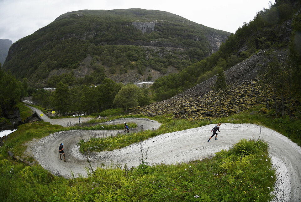 Vått og kaldt da Therese Falk og Håkon Urdal vant 1. etappen av Rallarvegsløpet myrdalssvingene_50D8844.jpg