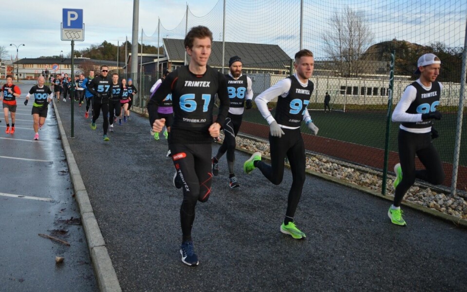Like etter start på 10 km med vinneren 99 Kristian Tjørnhom lengst til høyre og andremann 61 Vegard Danielsen lengst til venstre. (Foto: Ivar Gogstad) Like etter start på 10 km med vinneren 99 Kristian Tjørnhom lengst til høyre og andremann 61 Vegard Danielsen lengst til venstre. (Foto: Ivar Gogstad)