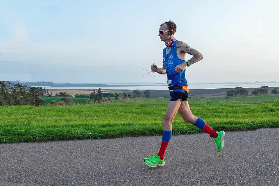 Bjørn Tore Taranger i gang med verdensrekordforsøk på 24-timersløp på tredemølle Bjørn Tore på sin lange løpetur på øyen Mors ved Limfjorden i Danmark. (Foto: Kim Vester Boll)