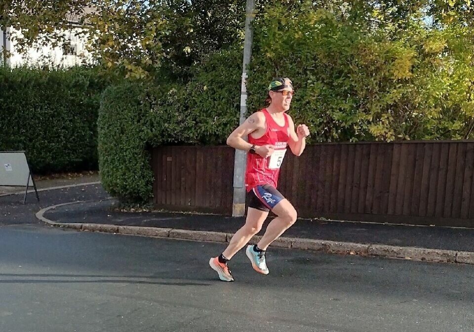 Runar Sæther (5) på vei mot 33.33 og andreplass i Haltemprice 10K (Foto: facebook.com/lkrevents) Runar Sæther (5) på vei mot 33.33 og andreplass i Haltemprice 10K (Foto: facebook.com/lkrevents)