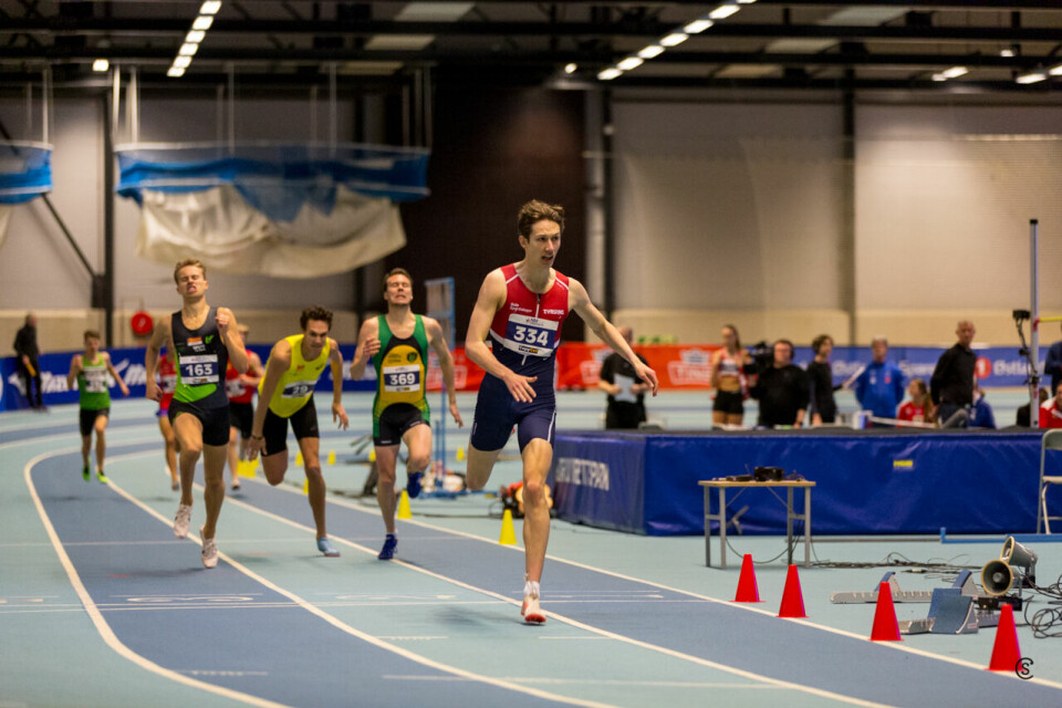 Didrik Hexeberg Warlo løper inn til sitt første NM-gull, mens Sigurd Tveit spurter forbi Thomas Roth og Leon Samuel Douglas Mjaaland og sikrer sølvmedalje. (Foto: Sylvain Cavatz) Didrik Hexeberg Warlo løper inn til sitt første NM-gull, mens Sigurd Tveit spurter forbi Thomas Roth og Leon Samuel Douglas Mjaaland og sikrer sølvmedalje. (Foto: Sylvain Cavatz)
