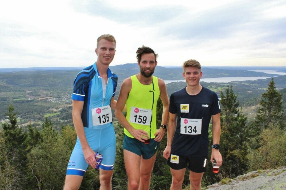 De tre raskeste i herreklassen; tredjemann Lars Buraas, vinneren Sindre Buraas og andremann Herman Martens Meyer. (Arrangørfoto) De tre raskeste i herreklassen; tredjemann Lars Buraas, vinneren Sindre Buraas og andremann Herman Martens Meyer. (Arrangørfoto)