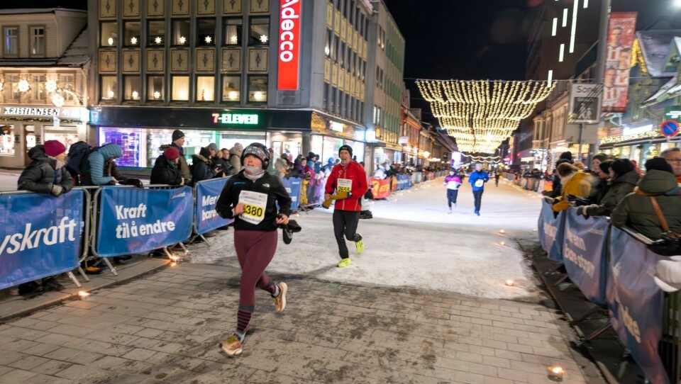 Alf B. Dahl (2655) mot mål i Mørketidsmila bak britiske Sara Adams. (Foto.: Polar Night Marathon/Zoltan Tot) Alf B. Dahl (2655) mot mål i Mørketidsmila bak britiske Sara Adams. (Foto.: Polar Night Marathon/Zoltan Tot)