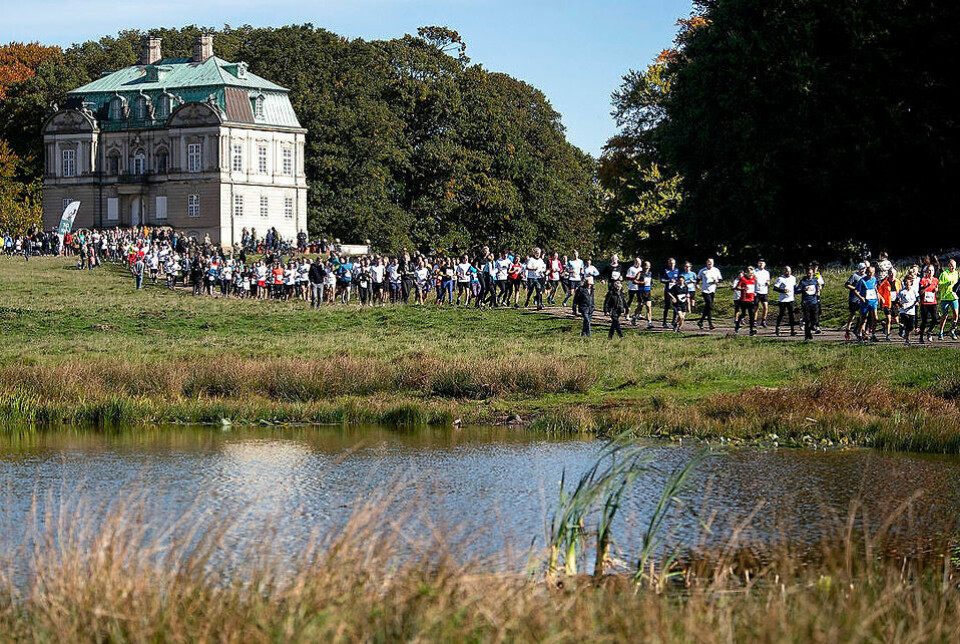 Eremitageløbet 50 år - to ganger passerer løperne Eremitageslottet underveis i det 13,3 km lange løpet i Dyrehaven i København. (Foto: arrangøren) Eremitageløbet 50 år - to ganger passerer løperne Eremitageslottet underveis i det 13,3 km lange løpet i Dyrehaven i København. (Foto: arrangøren)