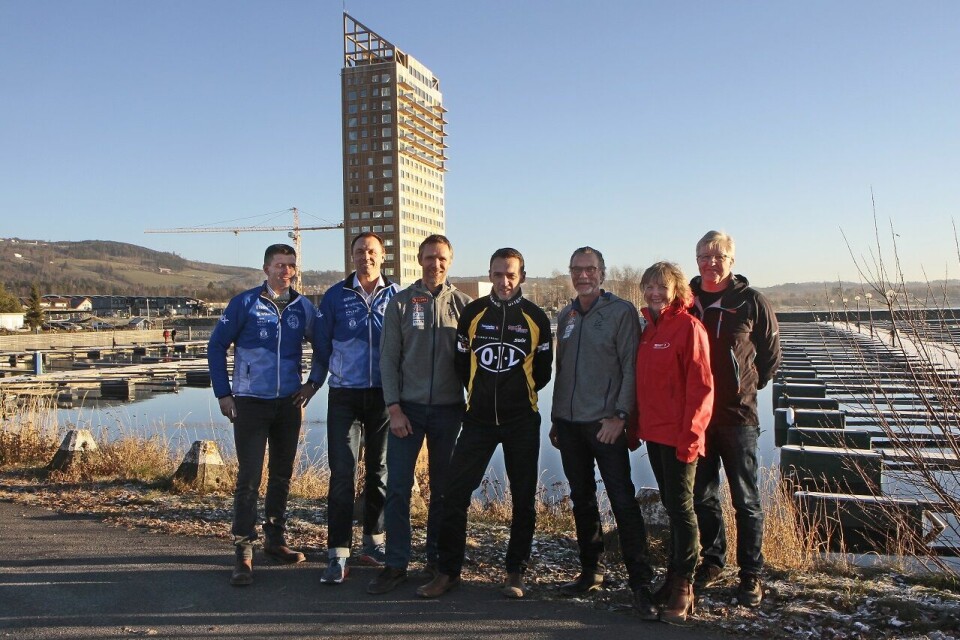Sentrale personer i den aller første utgaven av Tour de Mjøsa samlet foran Mjøstårnet på fredagens pressekonferanse (fra venstre): Leif Asbjørn Seegaard og Trond Barthel fra Gjøvik FIK, Bård Venholen fra friidrettskretsene, Endre Hjelseth fra Ottestad IL, Dag Kaashagen fra Moleven IL og friidrettskretsene, Jannike Berg Leonhardsen og Finn Olsen fra Litrim. (Foto: Jørgen Skaug) Sentrale personer i den aller første utgaven av Tour de Mjøsa samlet foran Mjøstårnet på fredagens pressekonferanse (fra venstre): Leif Asbjørn Seegaard og Trond Barthel fra Gjøvik FIK, Bård Venholen fra friidrettskretsene, Endre Hjelseth fra Ottestad IL, Dag Kaashagen fra Moleven IL og friidrettskretsene, Jannike Berg Leonhardsen og Finn Olsen fra Litrim. (Foto: Jørgen Skaug)