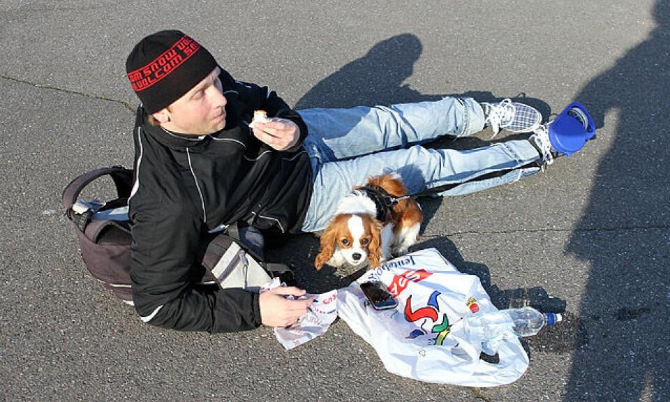 Jentebølgen i kaldt solskinnsvær Groupie_med_hund_IMG_1276