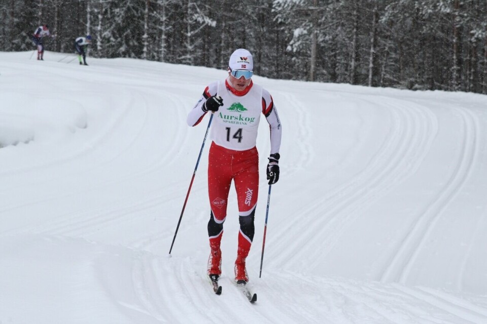 Jonas Amundsen på toppen av motbakken etter 2 km. Han har allerede fått en luke, som bare ble større gjennom hele løpet. (Foto: Olav Engen) Jonas Amundsen på toppen av motbakken etter 2 km. Han har allerede fått en luke, som bare ble større gjennom hele løpet. (Foto: Olav Engen)