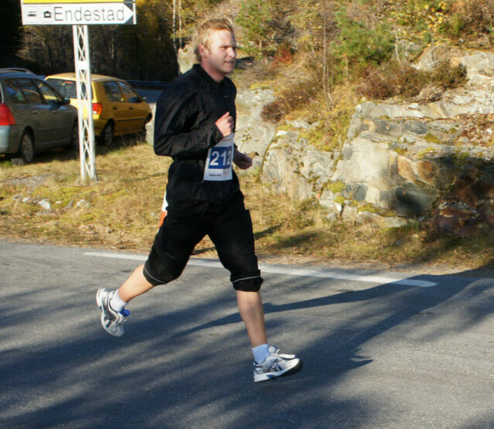 Seier til Helge Hafsås i historiens første Eikefjord Maraton Halvm. - Martin Stubban mot mål.jpg