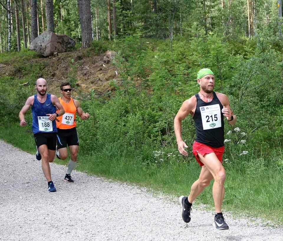 Solide vinnere i Nordmarka Skogsmaraton Gruppa_bak_lederen_4S7A4002.jpg