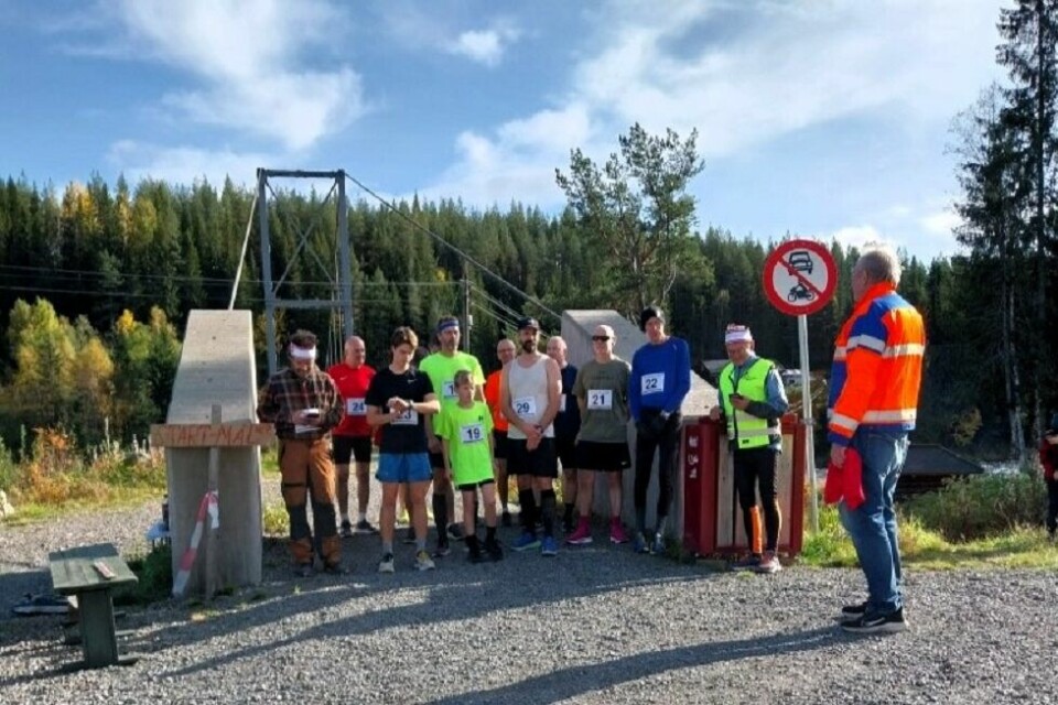 Primus motor i Øverbygda fritidsklubb, Arne Moren (til høyre), gjør nok en gang klar til å sende de aktive løperne av gårde i samlet flokk fra Strandvoldbrua. (Foto: Unni Moren) Primus motor i Øverbygda fritidsklubb, Arne Moren (til høyre), gjør nok en gang klar til å sende de aktive løperne av gårde i samlet flokk fra Strandvoldbrua. (Foto: Unni Moren)