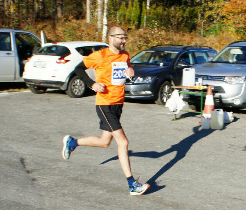Seier til Helge Hafsås i historiens første Eikefjord Maraton Halvm. - Runar Tengel Hovland mot mål.jpg