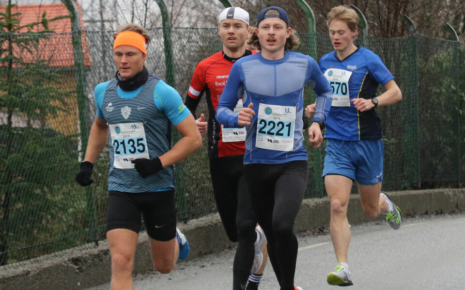 Sondre Øvre-Helland gikk rett i tet, her etter snaue 1 km Sondre Øvre-Helland gikk rett i tet, her etter snaue 1 km