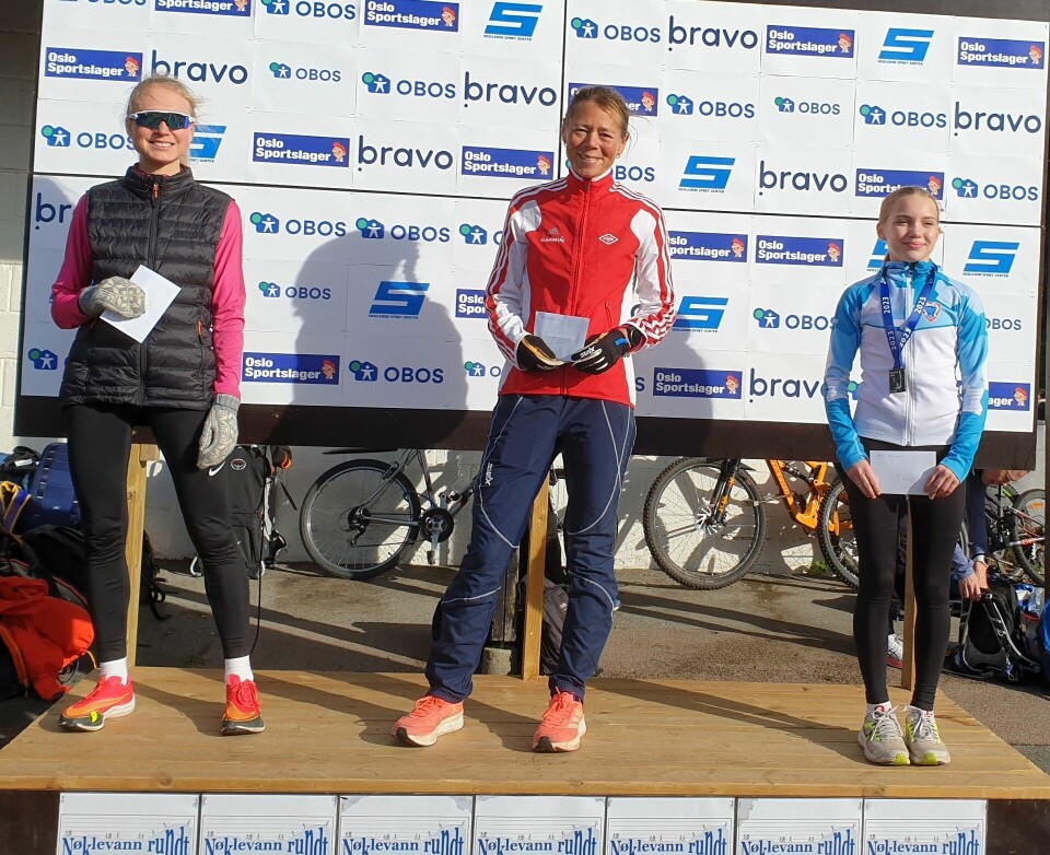 Theodor Berre Jacobsen og Runa Skrove Falch vant Nøklevann Rundt Pallen 5 km kvinner.jpg