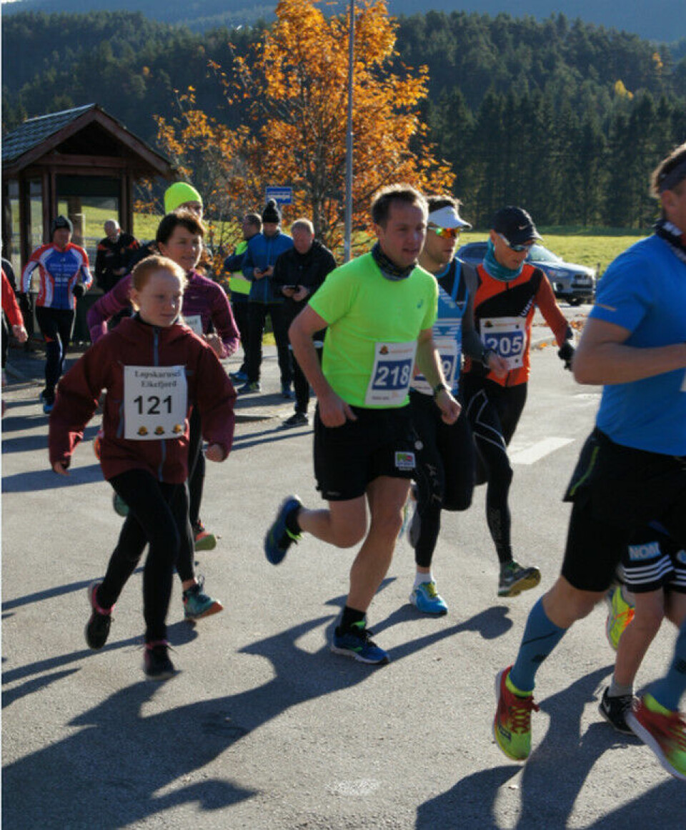 Seier til Helge Hafsås i historiens første Eikefjord Maraton Start 5 km, 10 km og halvm..jpg