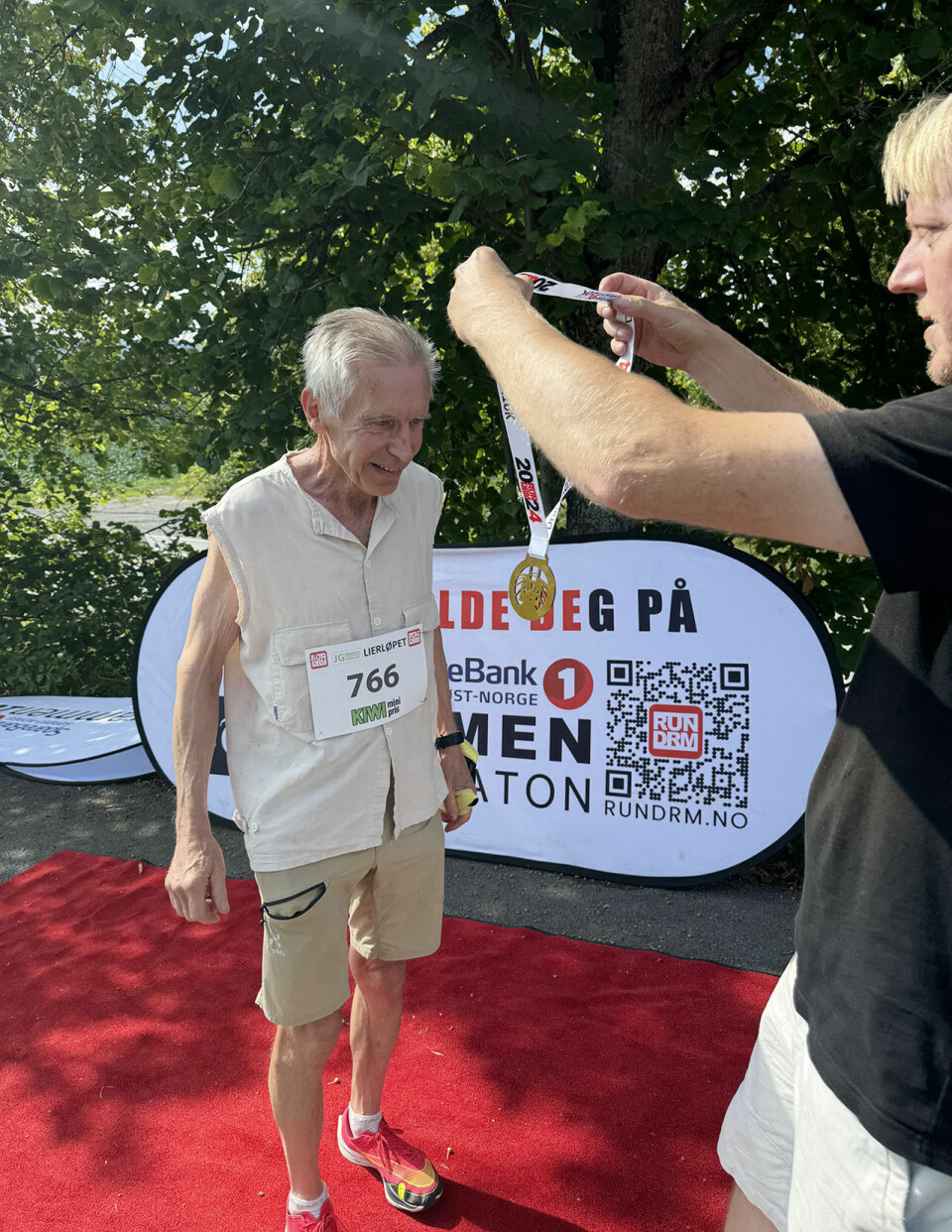 Henrik Lund Raagaard satte norsk klasserekord på halvmaraton i Lierløpet Henrik-Lund-Raagaard-medalje-foto-Lierloepet.jpg