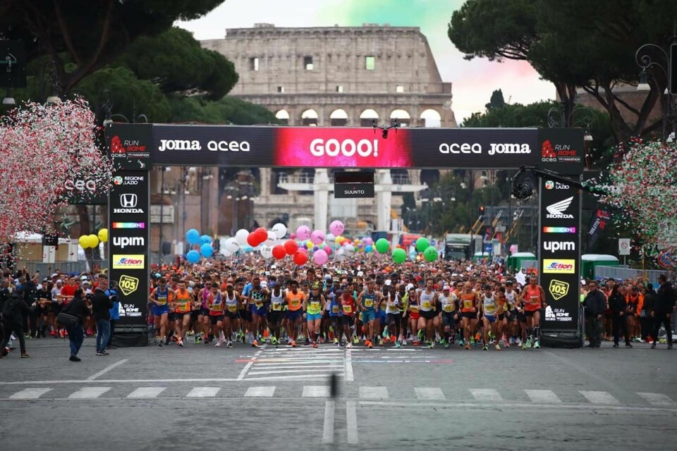 Det var full fest i gatene da starten gikk for Roma maraton 2023. (Foto: Arrangøren) null