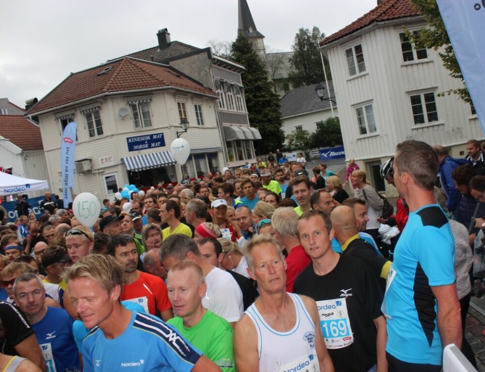 Våt, men strålende debut for Grimstad maraton Halv og hel maraton hovedfelt for start.jpg