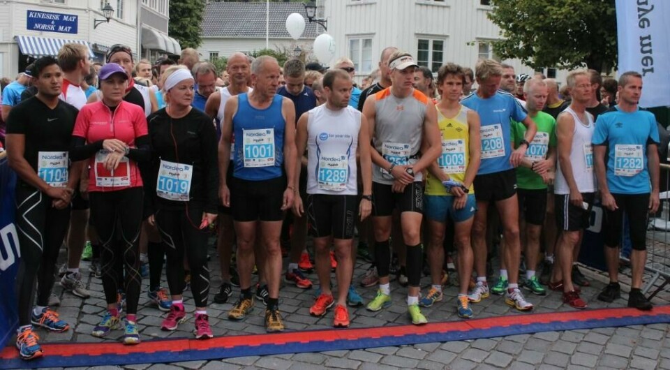 Våt, men strålende debut for Grimstad maraton Halv og helmaraton paa startstreg.jpg