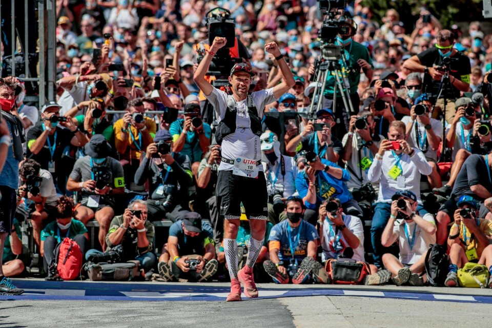 François d'Haene ble tatt imot som en helt da han ble den første til å vinne UTMB fire ganger. (Foto: UTMB, Laurent Salino) François d'Haene ble tatt imot som en helt da han ble den første til å vinne UTMB fire ganger. (Foto: UTMB, Laurent Salino)