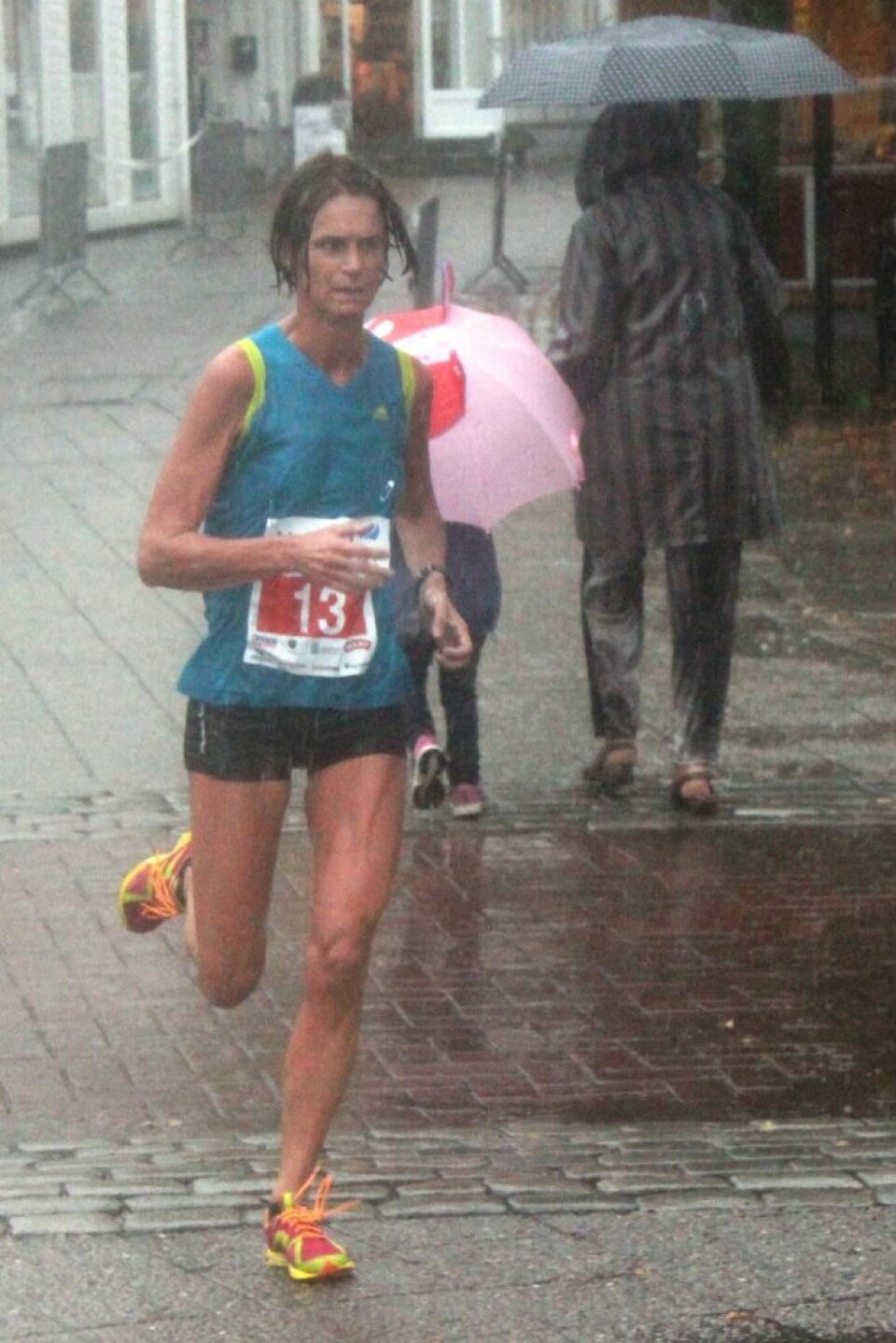 Våt, men strålende debut for Grimstad maraton Maratonvinder Unn Ljoestad ud paa anden omgang.jpg