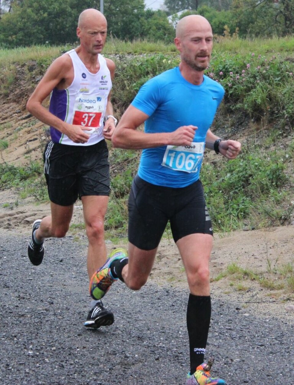 Våt, men strålende debut for Grimstad maraton Erik Bergersen bag Steinar Winther mellemtid 1.jpg