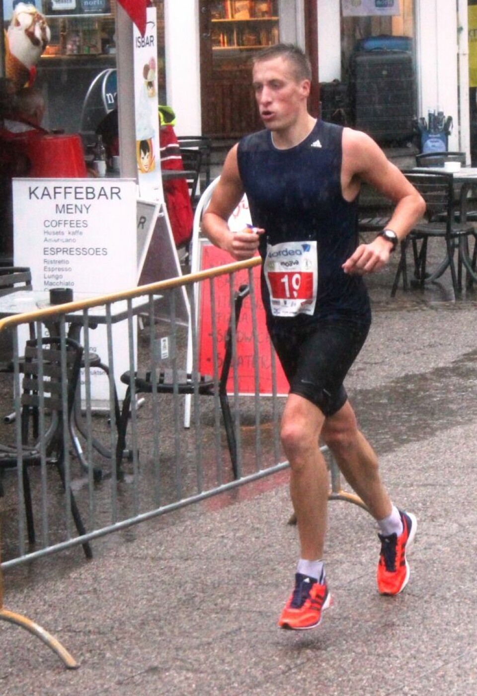 Våt, men strålende debut for Grimstad maraton Knut Solheim ud paa anden omgang Nr 2 paa helM.jpg