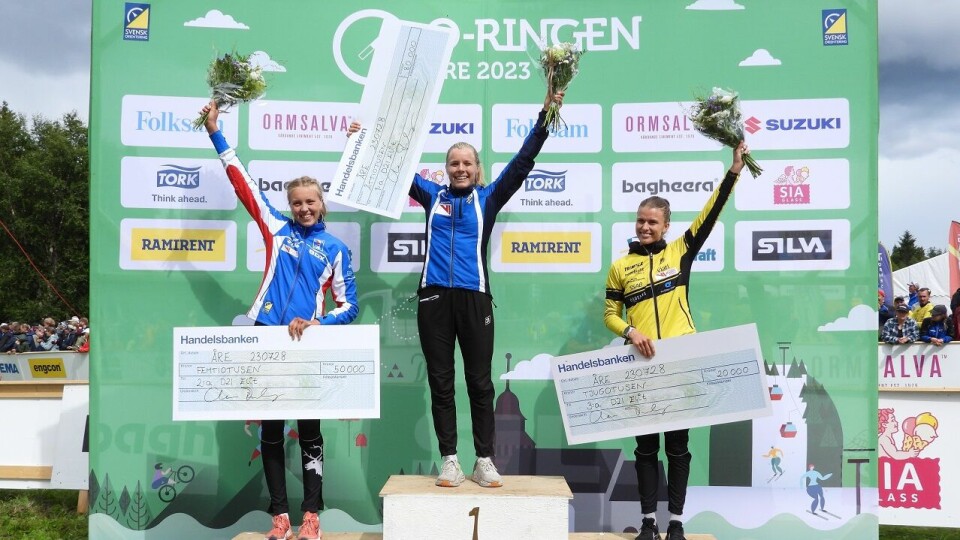 Seierspallen i D21E på O-Ringen 2023 (fra v.): Hanna Lundberg, Sara Hagström og Marie Olaussen. (Foto: Stein Arne Negård) Seierspallen D21E på Oi Ringen 2023 (fra v.): Hanna Lundberg, Sara Hagström og Marie Olaussen. (Foto: Stein Arne Negård)
