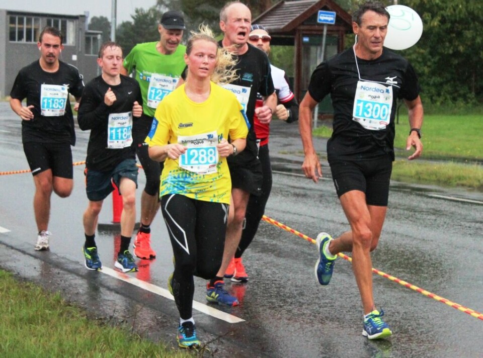 Våt, men strålende debut for Grimstad maraton Rino Rudsli ballonloeber paa 1time50min.jpg