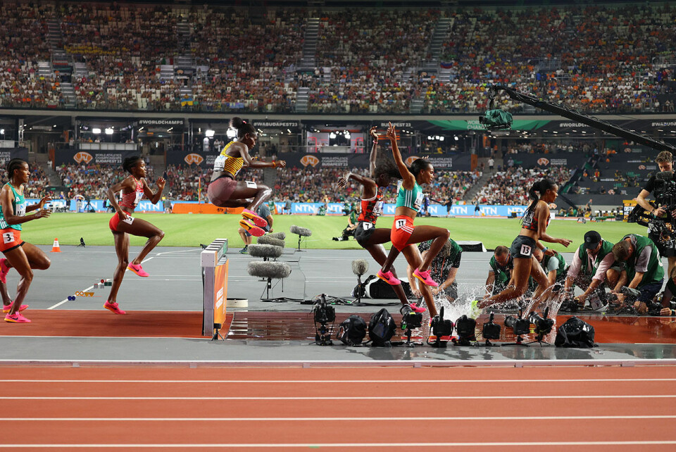 Winfred Yavi med klasseløp og VM-gull på 3000 m hinder 1U9A0677_Vanngravpassering sett fra siden.jpg