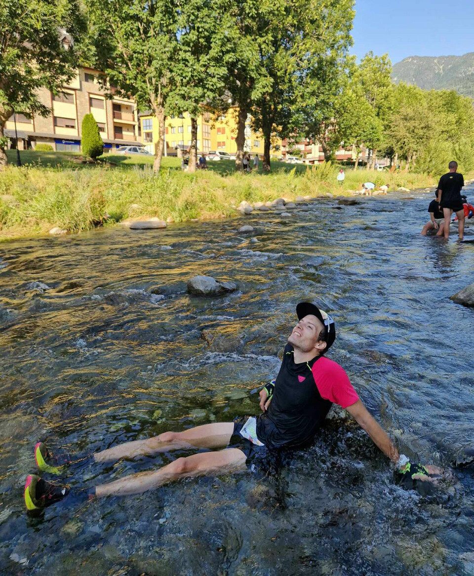 Sterke løp i UTMB - Val d’Aran Nedkjøling i elva etter målgang.jpg