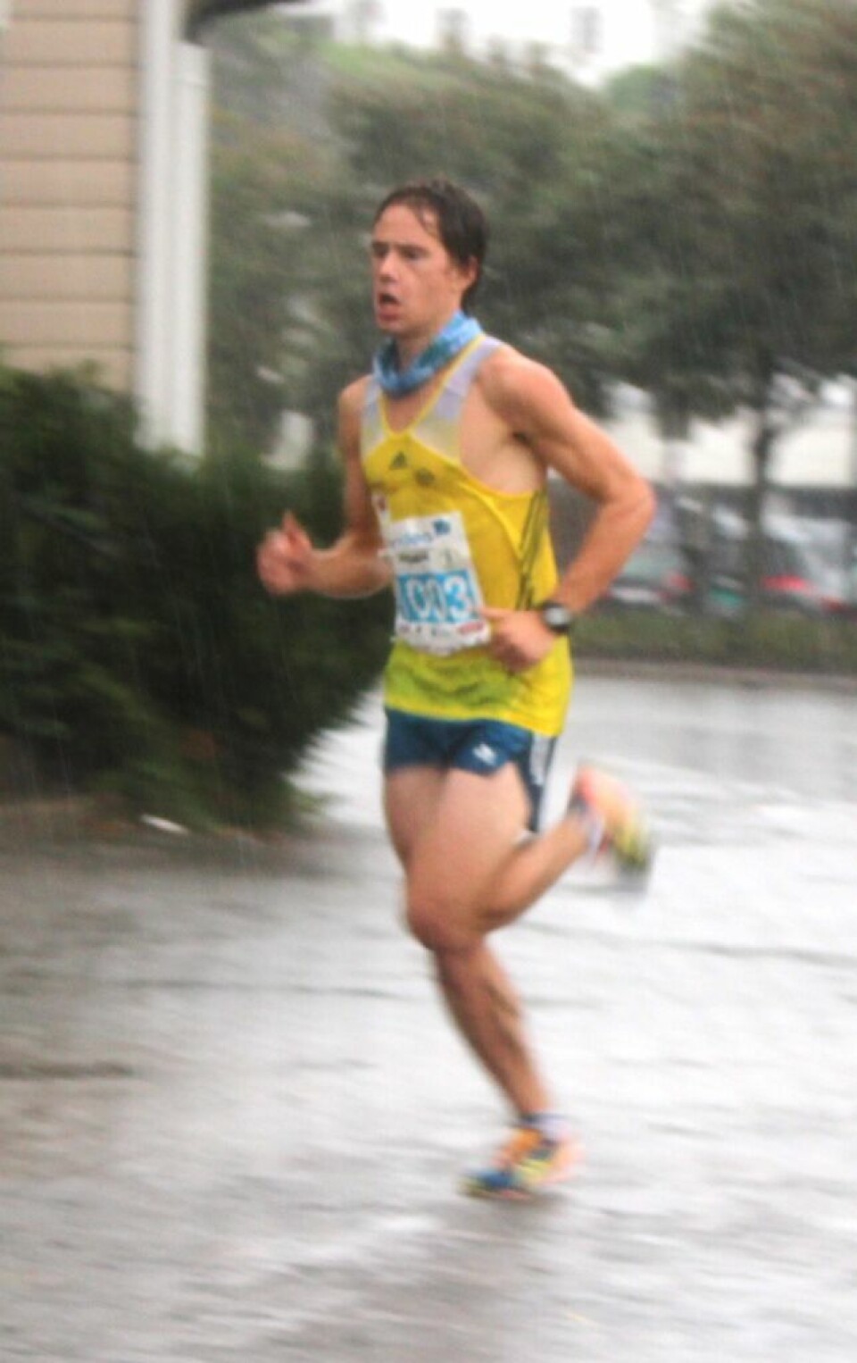 Våt, men strålende debut for Grimstad maraton Eirik Gramstad før Ibsenhuset.jpg